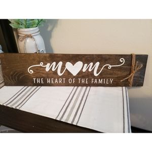 Farmhouse wood sign "Mom the heart of the family"